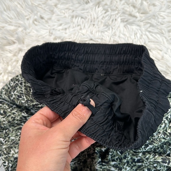 Lululemon Tracker Short IV Mini Ripple Desert Olive Fatigue Green - Picture 2 of 7